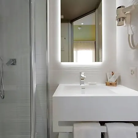 Hotel City Locarno Отель Локарно