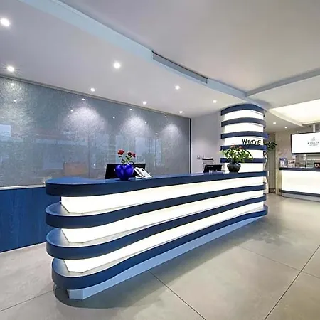 Hotel City Locarno Отель Локарно