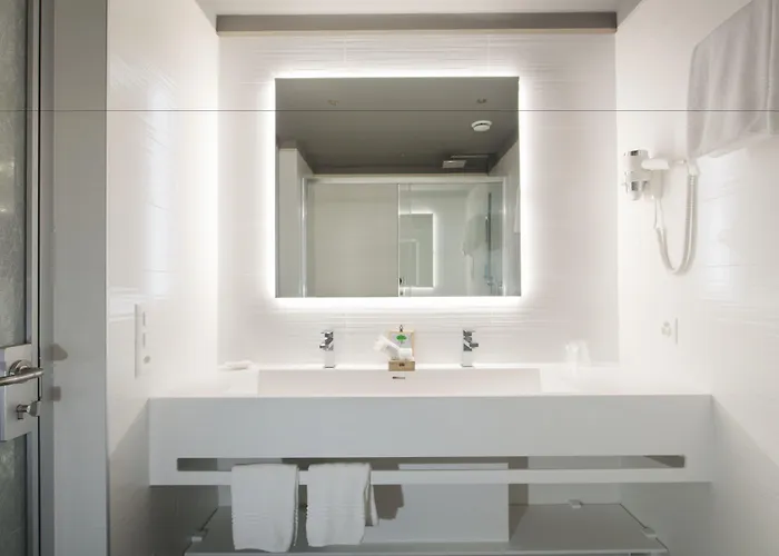 Hotel City Locarno فندق لوكارنو